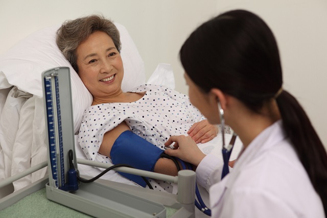 电子血压计腕式和臂式哪个比较准,腕式电子血压计如何正确量血压