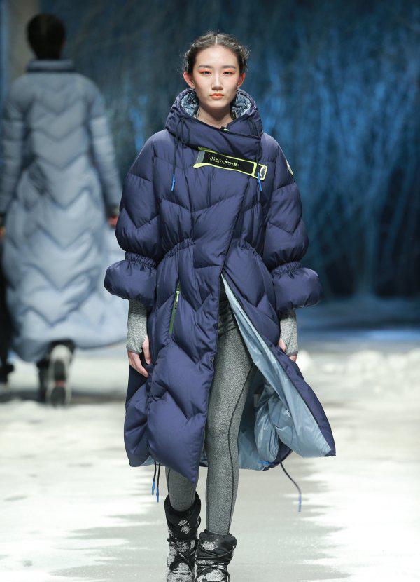 寒冬来袭高档男士白鸭绒羽绒服,寒流来袭羽绒服持续热卖