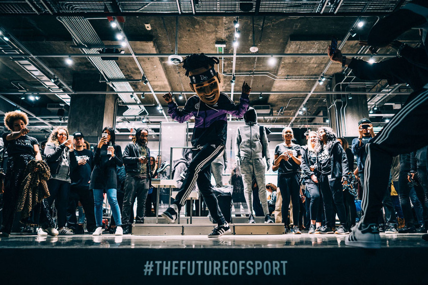 adidas全球最大旗舰店坐落纽约，灵感来自美国高中体育场