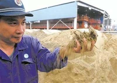 烤砂工：为列车装上“安全防滑链”