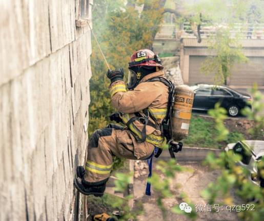 目前最好用的绳索下降器,学生学习绳索下降技巧的学习意义