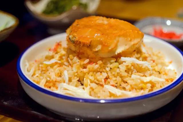 板桥路上藏着杭城独一份的“三文鱼美白锅”，竟是神户女孩天天喝的“美人骨汤”！