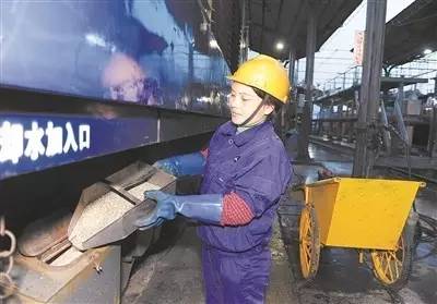 烤砂工：为列车装上“安全防滑链”