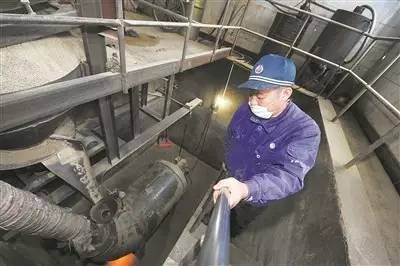 烤砂工：为列车装上“安全防滑链”