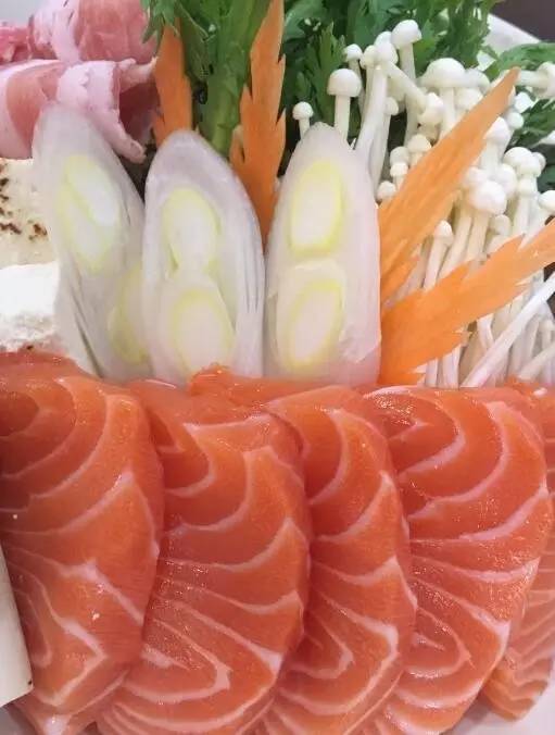 板桥路上藏着杭城独一份的“三文鱼美白锅”，竟是神户女孩天天喝的“美人骨汤”！