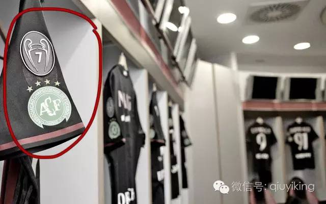 ac米兰0203欧冠客场球衣,ac米兰球迷悼念贝卢斯科尼