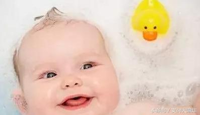 新生儿洗澡耳朵里进水了怎么办,洗澡耳朵进水耳朵发闷怎么处理
