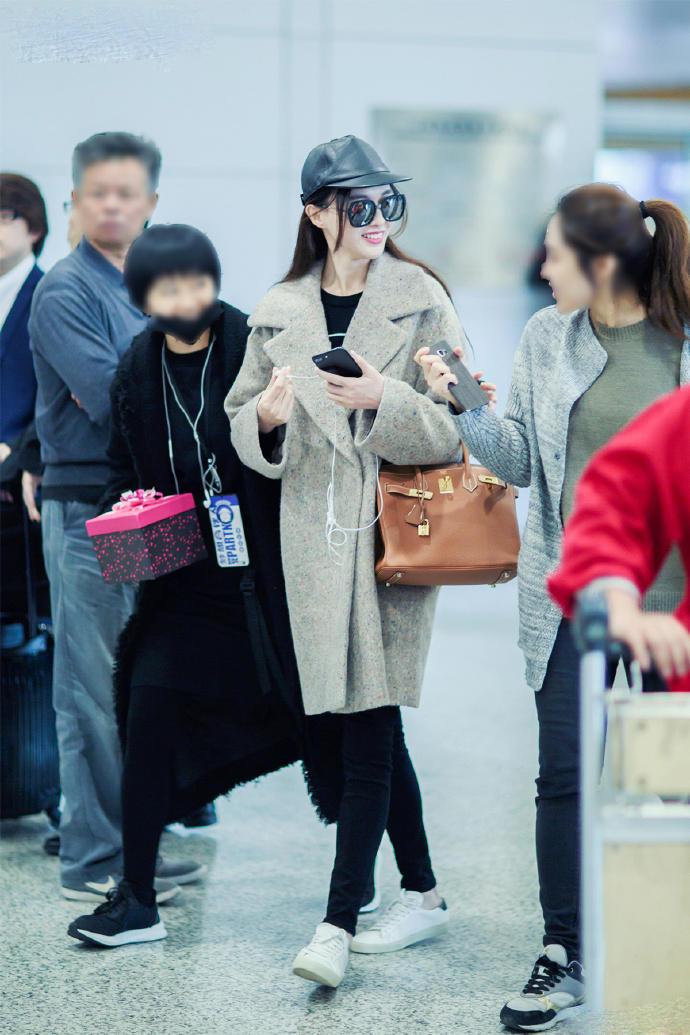 宋茜牛仔短裙配帆布鞋,宋茜同款鞋黑色帆布鞋