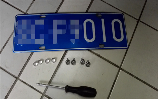 怎么安装车牌螺丝螺帽视频,怎么安装车牌新能源