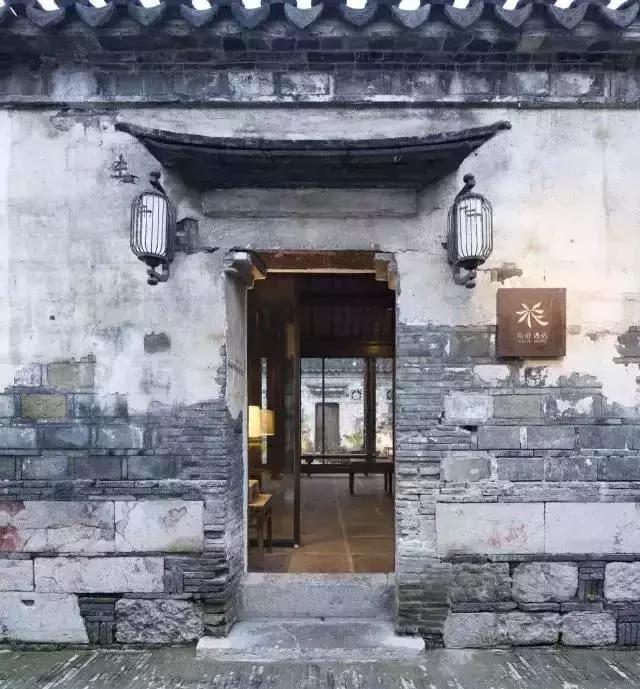 胡守连的“花迹酒店”