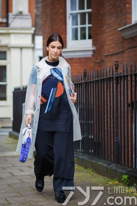 小白鞋松糕鞋搭配连衣裙,松糕鞋时尚配纱裙