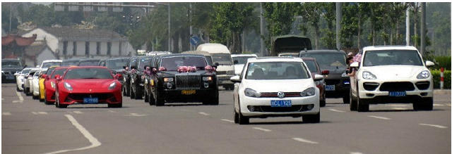 街头偶遇五菱宏光mini结婚车队,偶遇土豪结婚上亿车队来袭