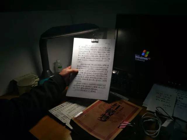 浙传图书馆方大爷要暂别我们了!考研的同学特意买了花为他送行