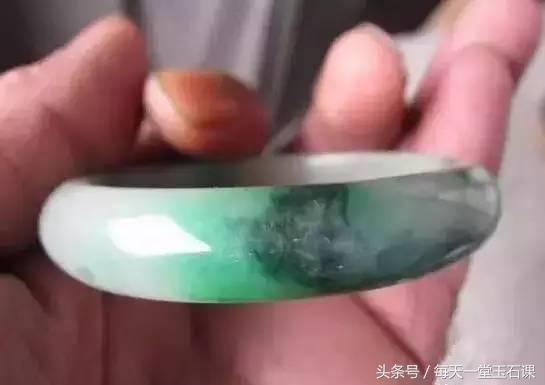 翡翠色差对人体的影响,湿气对翡翠的影响