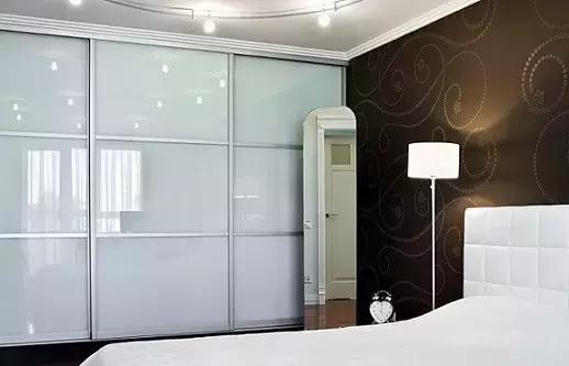 家里衣柜门用什么玻璃好,玻璃门衣柜怎么选柜体颜色