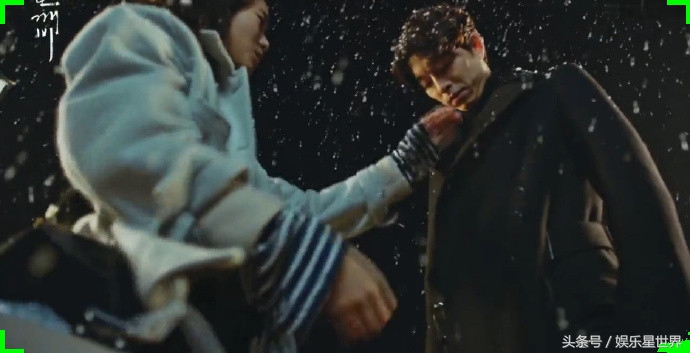 《鬼怪》吻戏：恩卓无法拔出金信的剑，猝不及防地来了个唯美之吻