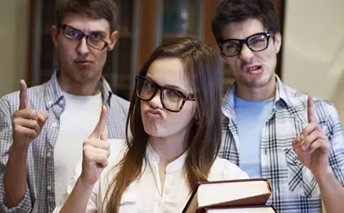 戴了20年的眼镜终于可以摘下来了,戴鼻托掉了的眼镜