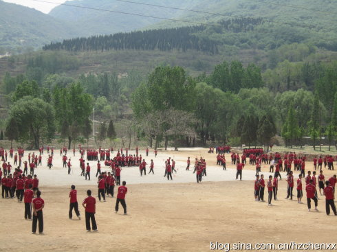 河南登封塔沟武校万人表演直播,河南郑州登封塔沟武术学校打山门