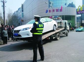 开车刮到人该怎么处理,开车刮了路边车自己走了怎么处理