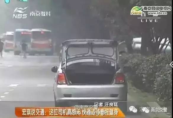 「一路有你」爷爷哄孙子，教2岁孩子在马路上开叉车……婚礼上的超豪华车队没接新娘去了哪里？