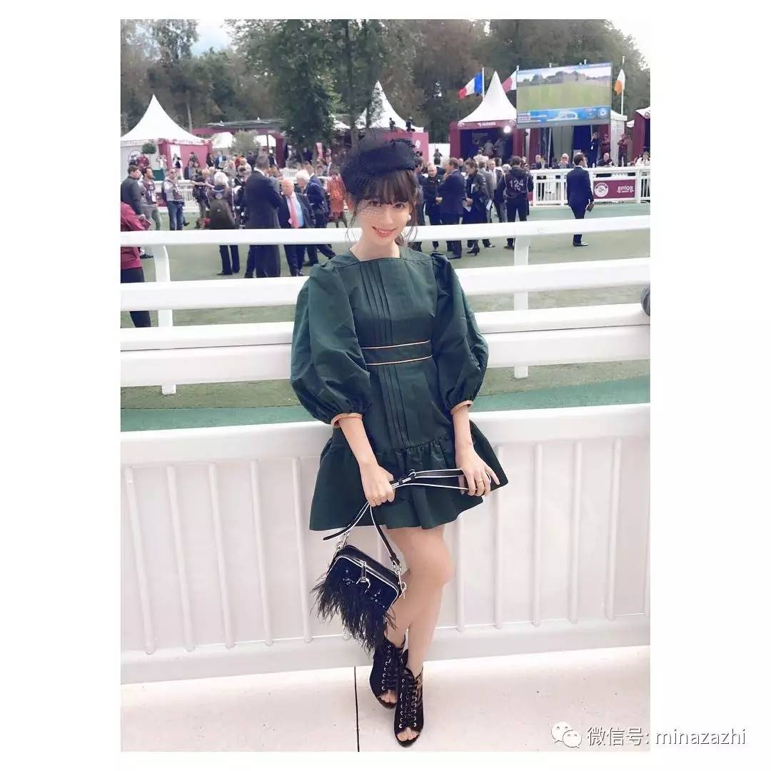 杨幂冬款lv羽绒服,杨幂冬日宽松毛衣