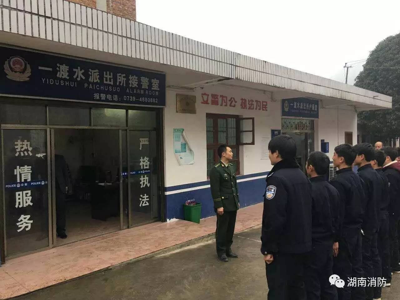 「新闻多看点」|湘西自治州一男子男子60米高楼欲轻生湖南消防成功救援……