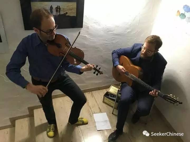 如私人订制般贴心精致的高品质体验，Leguano德国原装进口纯手工赤脚鞋祝大家圣诞快乐！新的一年从脚开始更加热爱生活！