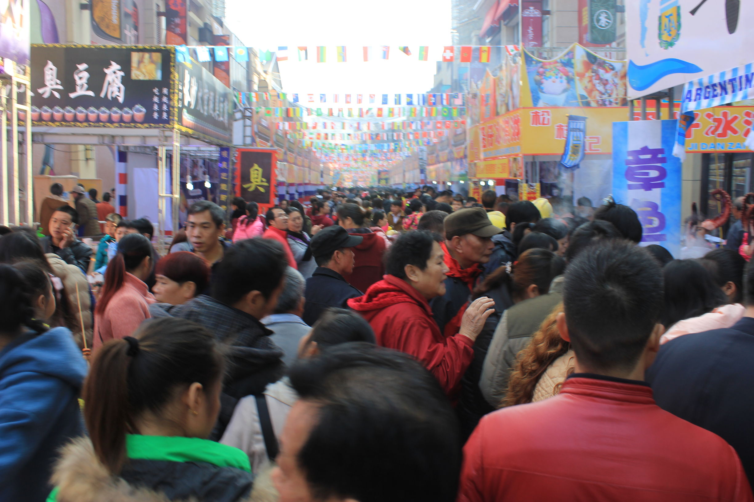 万人空巷！明星、美食、豪车，塞满柳南万达金街