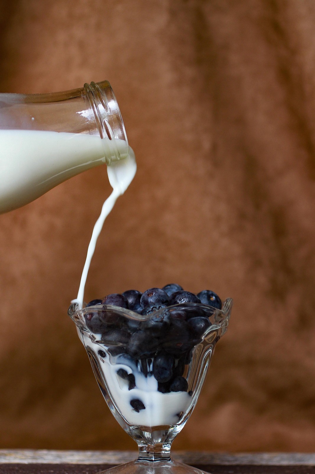 孕期喝羊奶粉还是鲜羊奶好,鲜羊奶和羊奶粉哪个更好些