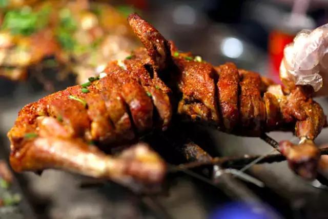 我要投诉这些店！藏在卡卡角角的烂棚棚，排队排了3天才吃到！