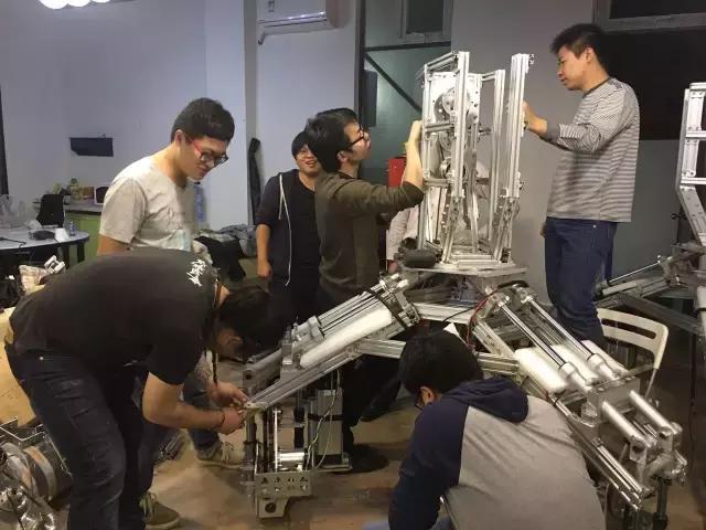 「新深漂」我们在租来的10㎡里，梦想装下整个世界