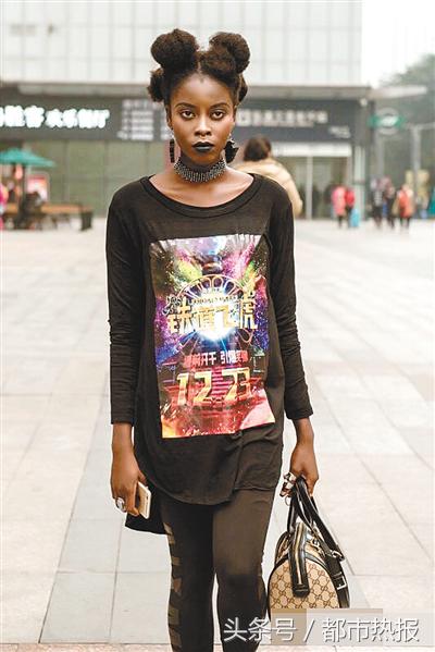 非洲妹儿3岁成为成龙粉丝，为追成龙跑到了重庆