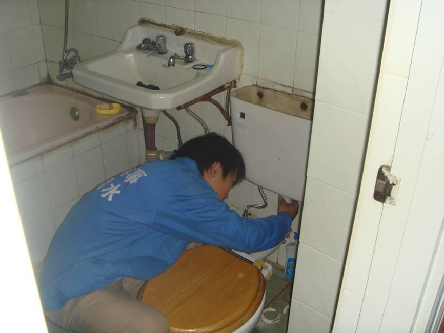 马桶被屎堵了但还缓慢下水,钢丝球掉进马桶堵了怎么办