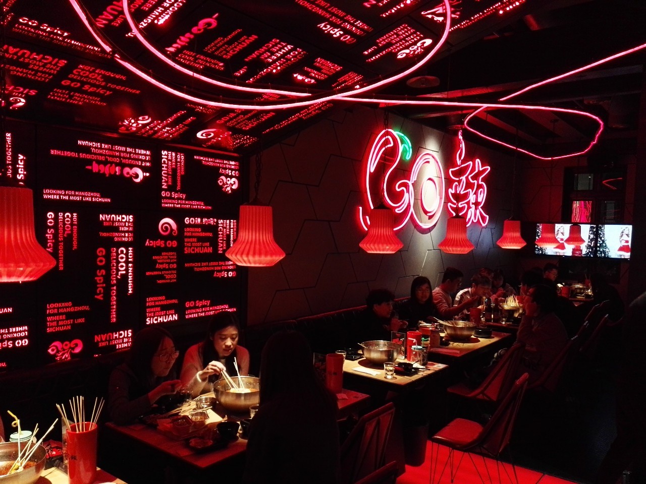 这期新店合集有家店，挤爆滨江，姑娘们一次撸200串都不过瘾！