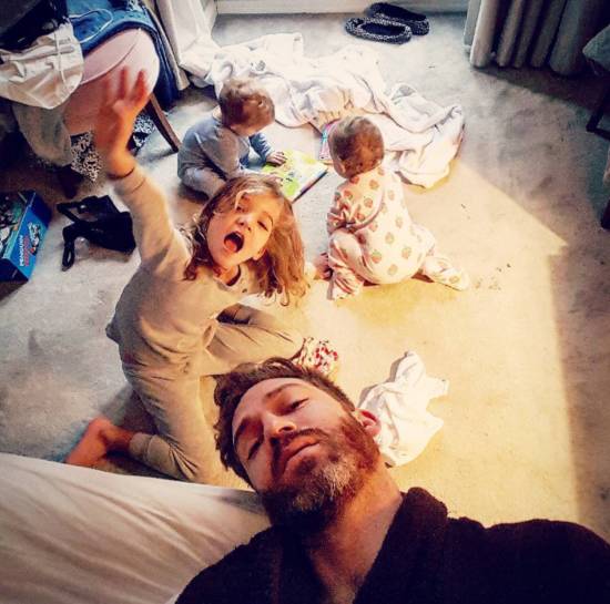 一个娃就够呛了，家有四个小公主怎么办？