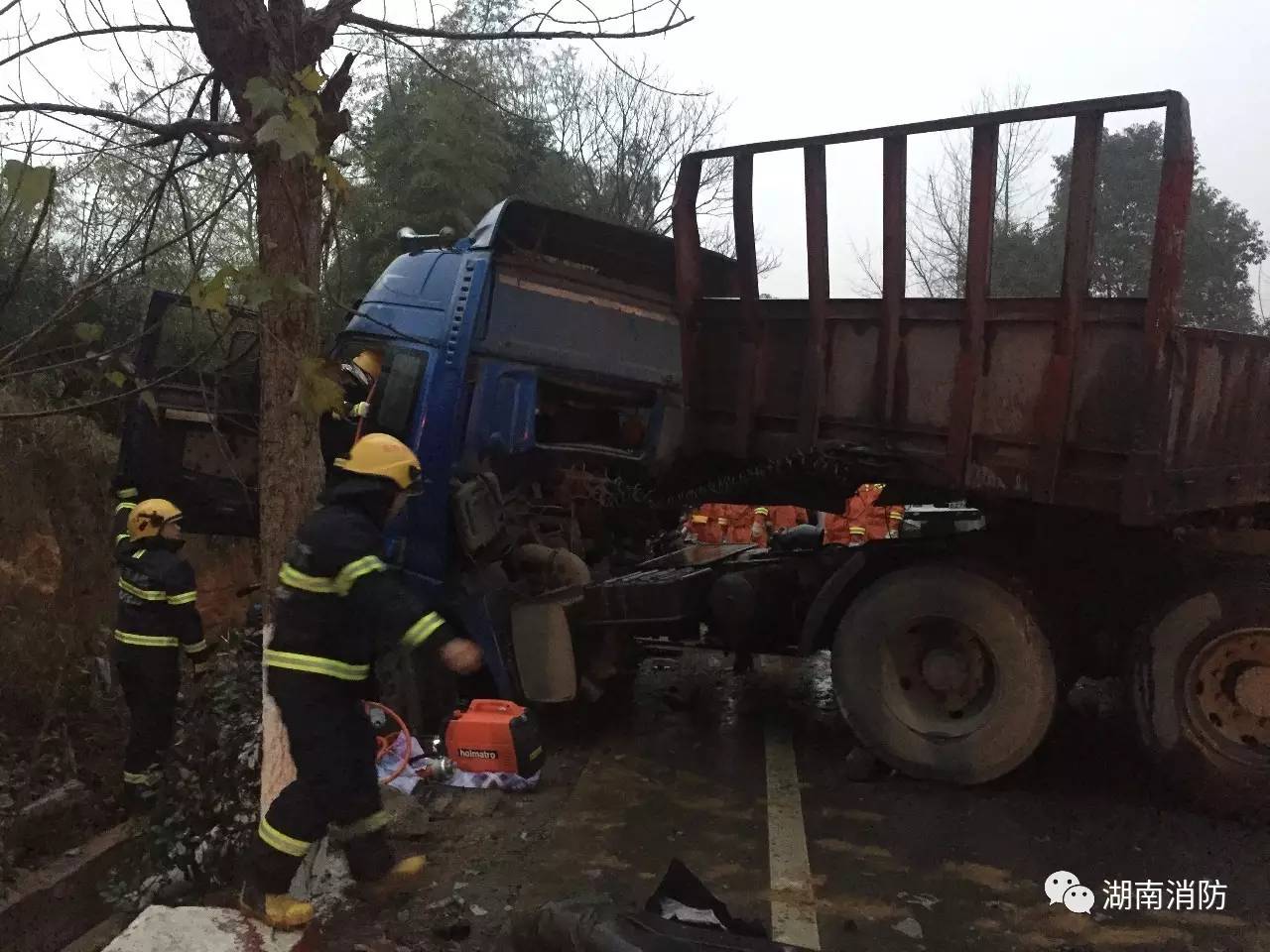 「新闻多看点」|湘西自治州一男子男子60米高楼欲轻生湖南消防成功救援……