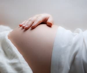 胎儿缺氧是羊水不足造成的吗,羊水不足对宝宝有什么影响