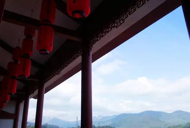 一个长得像李小龙的男人，在长泰一村子里，建了个千与千寻的奇幻世界