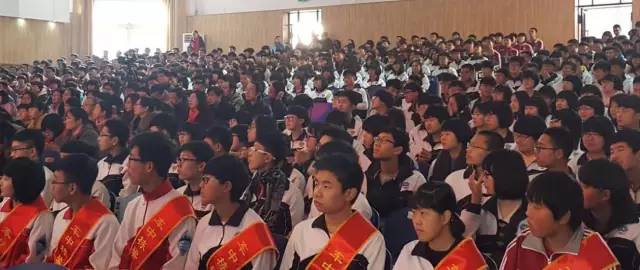 校园采风广播稿,校园风彩泥