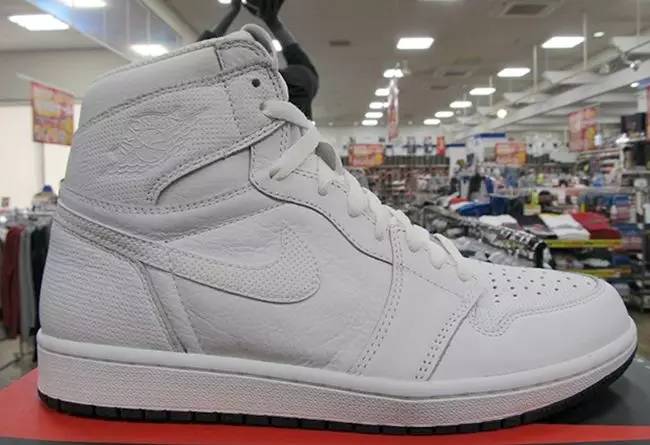 aj1为什么感觉两双鞋面不一样,aj1灰白高帮最新发售的是限量款吗