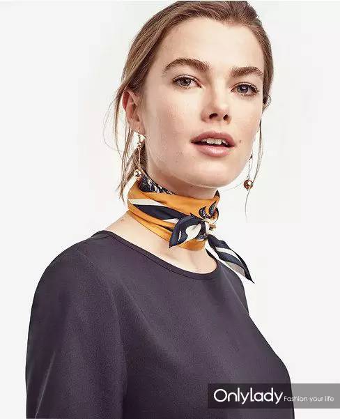 凯特王妃蓝色丝巾,凯特王妃戴丝巾