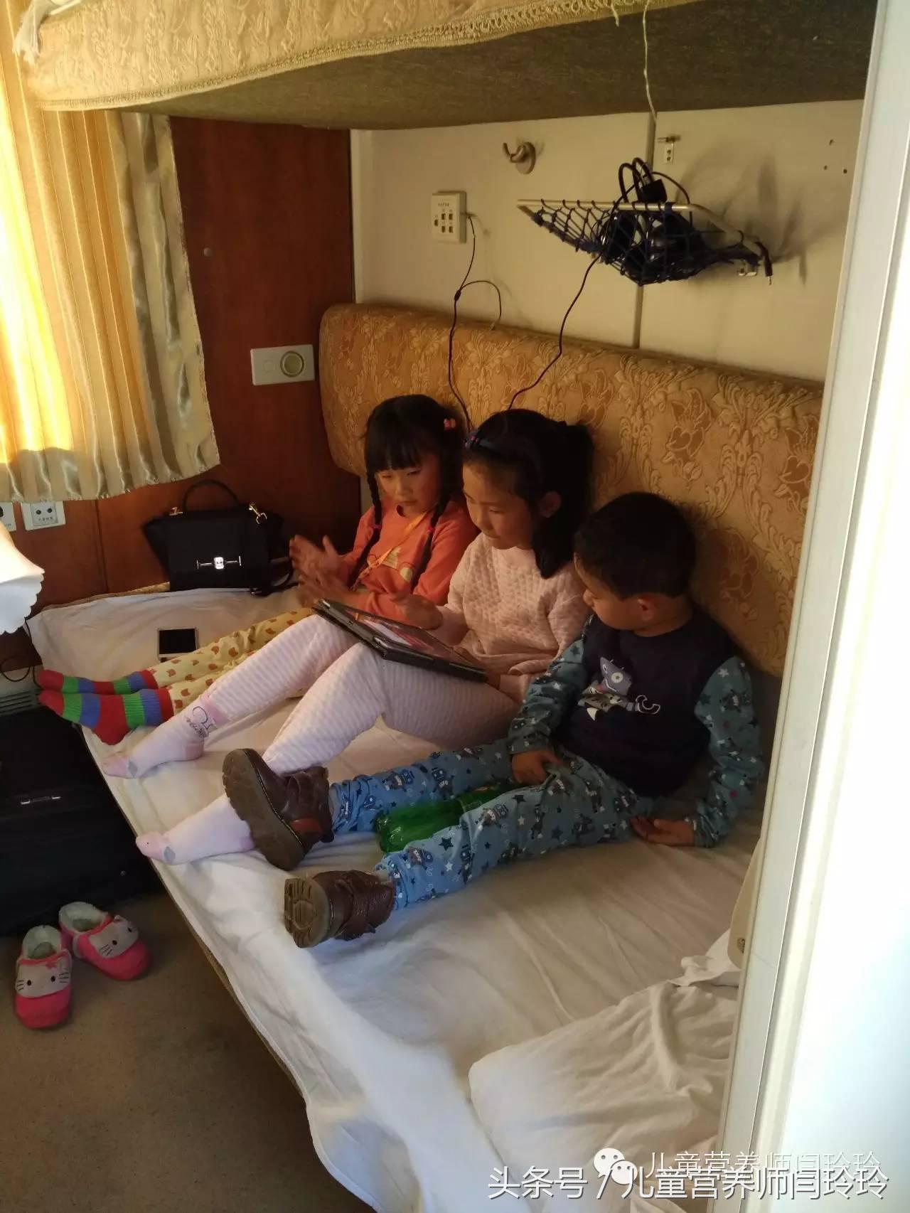 远嫁的姑娘终于回家过年了 (远嫁的姑娘过年买到票回家了)