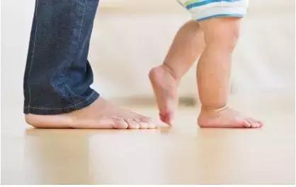 宝宝学步期应该注意什么,婴儿走姿怎么矫正