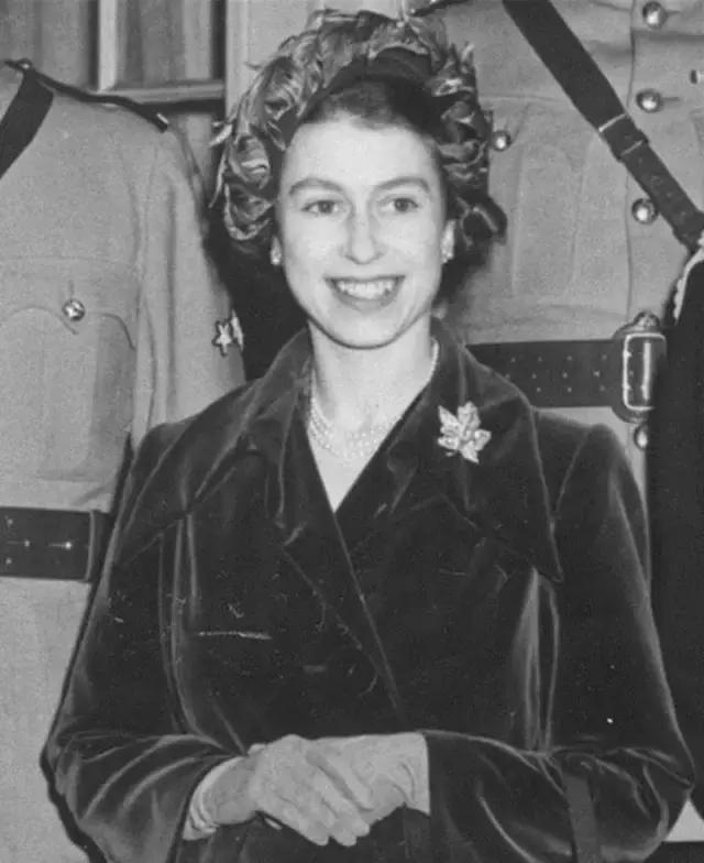 秋冬适合的胸针,胸针让你的冬季日常搭配更优雅