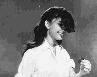 刘海不长不短尴尬期怎么弄好看,刘海两边太短了好丑怎么补救