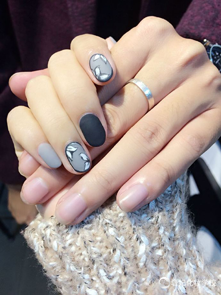 手白的人适合的美甲图片欣赏,手白又好看的女生