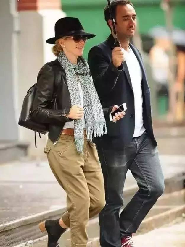 发型跟着风向走,冬天围围巾适合什么发型