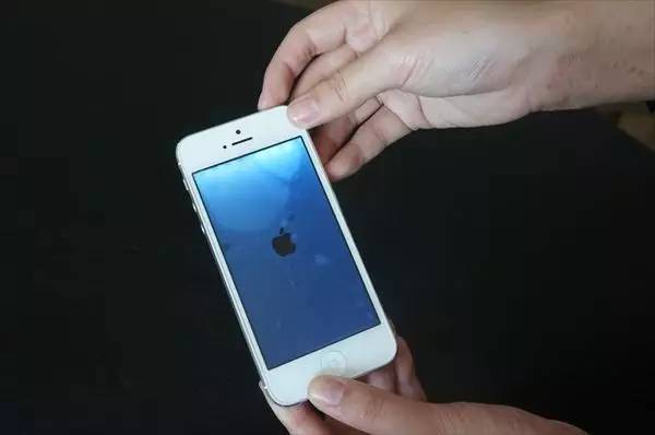 手机屏进水有水印简单的解决方法,手机进水黑屏了但是有声音怎么办