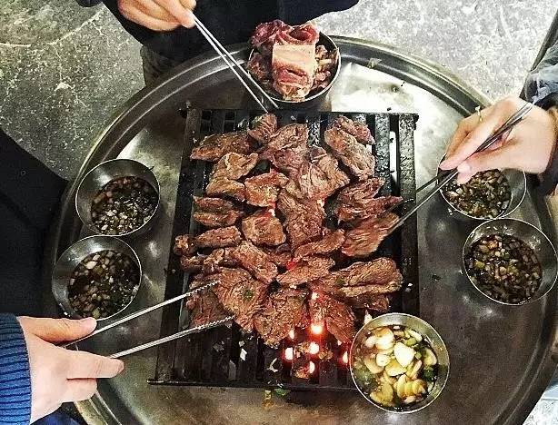 土澳的餐桌上不止有袋鼠肉了,负鼠,骆驼,驴子马肉统统上线了!