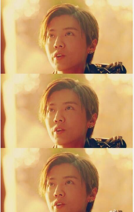 耿直鹿晗真是好脚力，身高不够，踮脚来补，带动大家一起踮起来